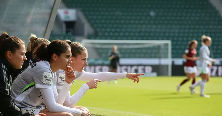 VfL Wolfsburg's women beat 1. FC Nürnberg 6-1 and stay in the title fight. The win cuts the difference to Bayern München to three points.