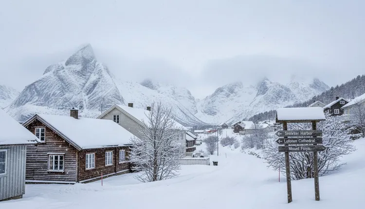 En kald vintermorgen venter i Lofoten med temperaturer ned mot minus seks grader. Det meldes om lett snø i Leknes tidlig på dagen, men været klarer opp utover formiddagen.