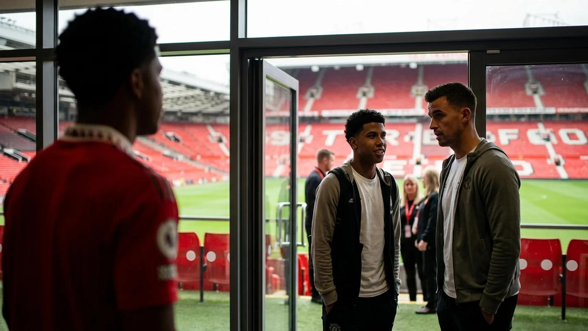 To spillere står foran Old Trafford med en bakgrunn av stadionet og dens seter.