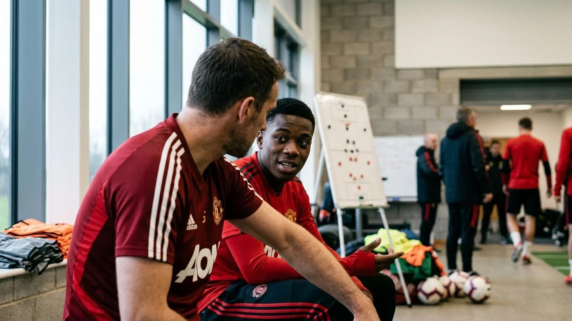 To spill av unge fotballspillere i Manchester Uniteds treningsanlegg, fanget i en over-the-shoulder samtale.