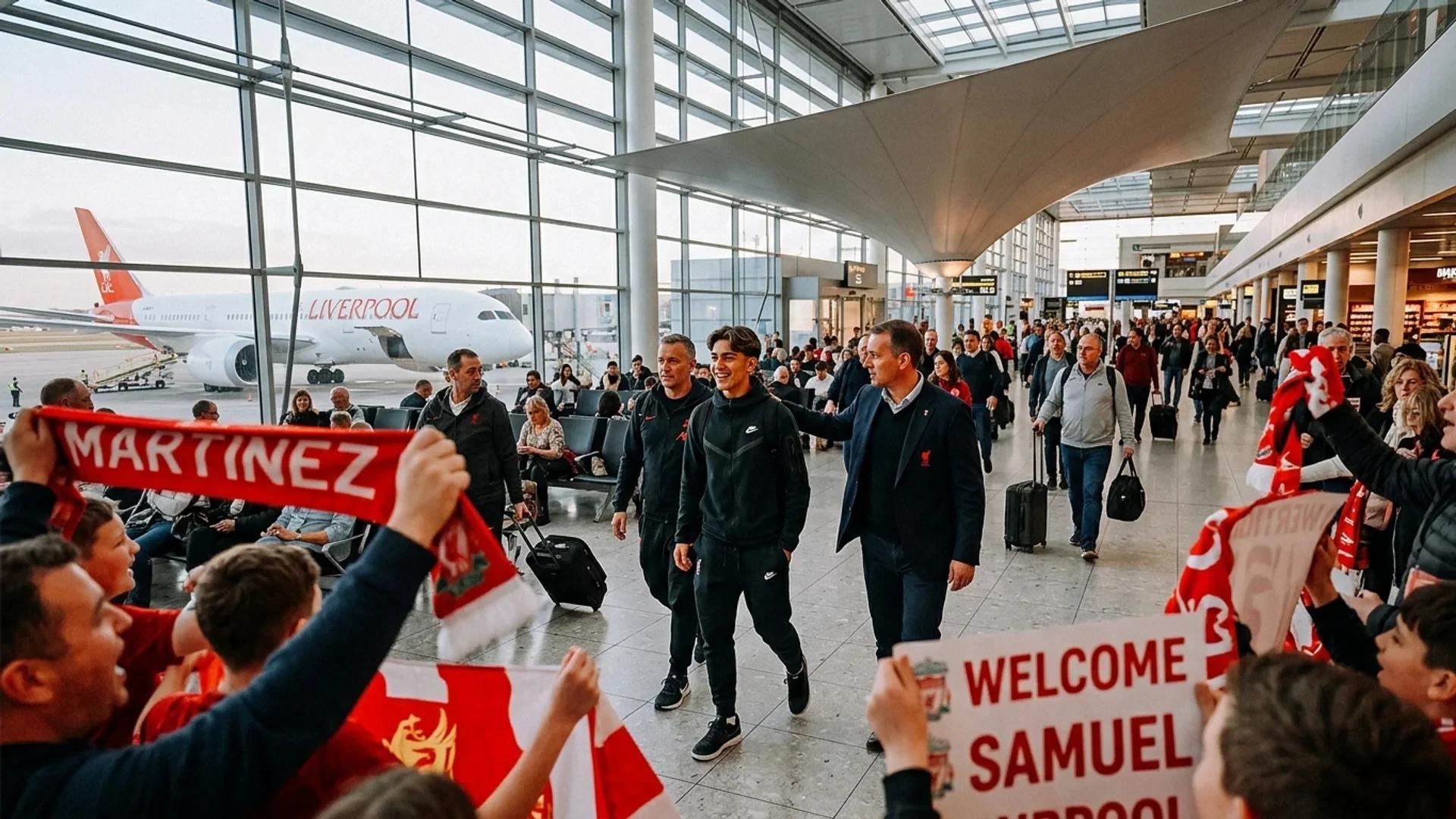 En ung fotballspiller, Samuel Martínez, går gjennom en travel flyplass med lagledere, omringet av fans.