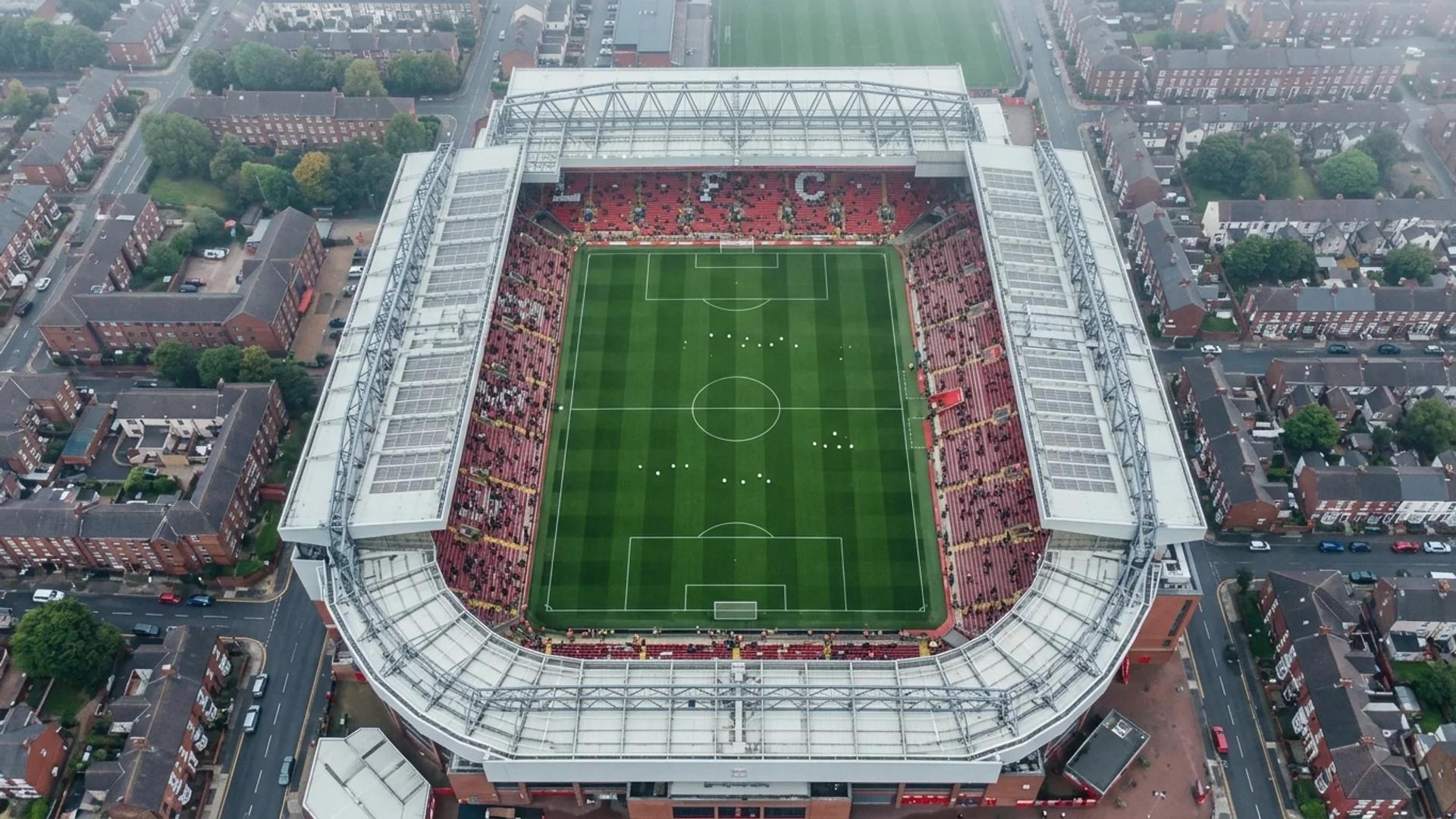 Oversiktsbilde av Anfield stadion med dempet lys.