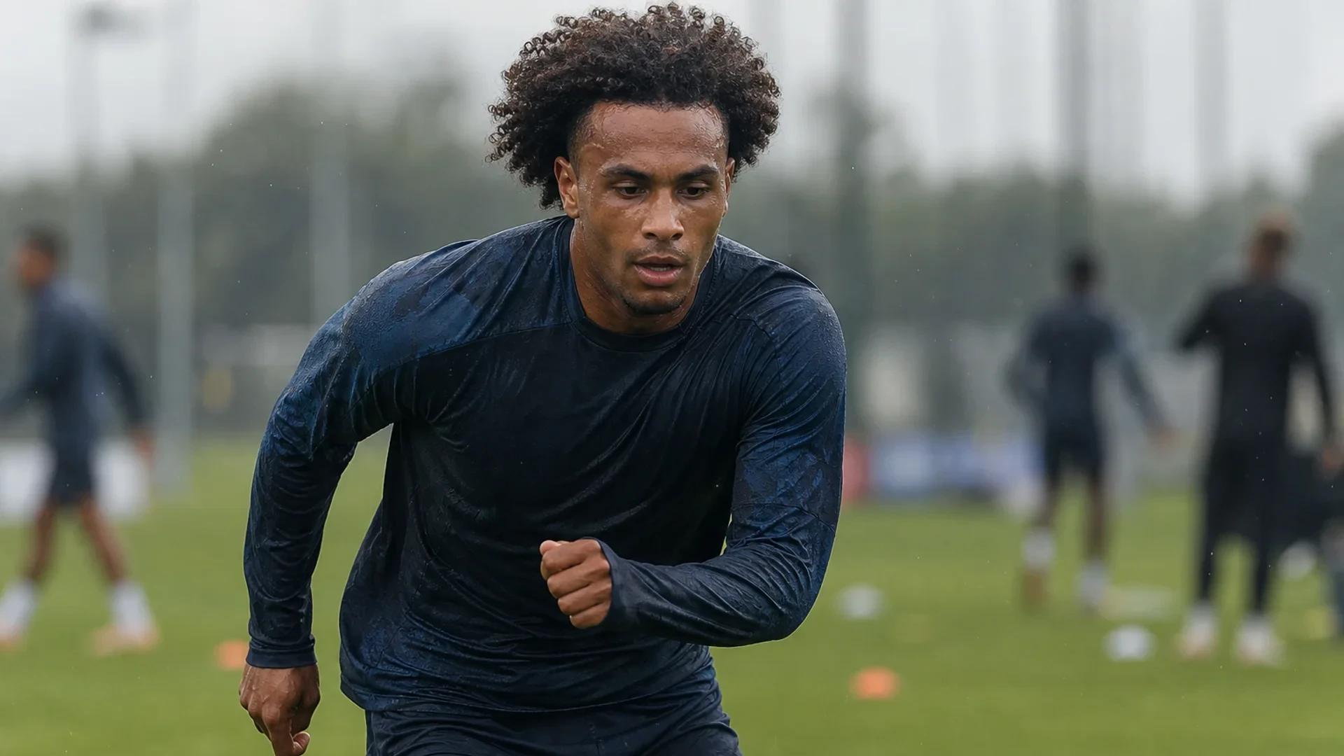 Fotografisk nærbilde av Joshua Zirkzee som dribler en fotball under en treningsøkt.
