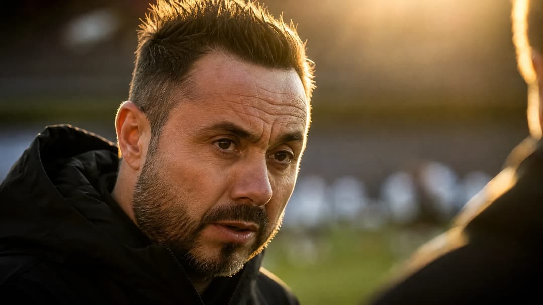 En nærbilde av Tottenham Hotspurs manager Roberto de Zerbi i en sportslig samtale.