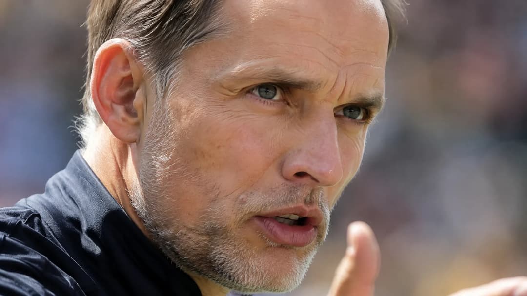 En nærbilde av Thomas Tuchel som uttrykker alvor og besluttsomhet.