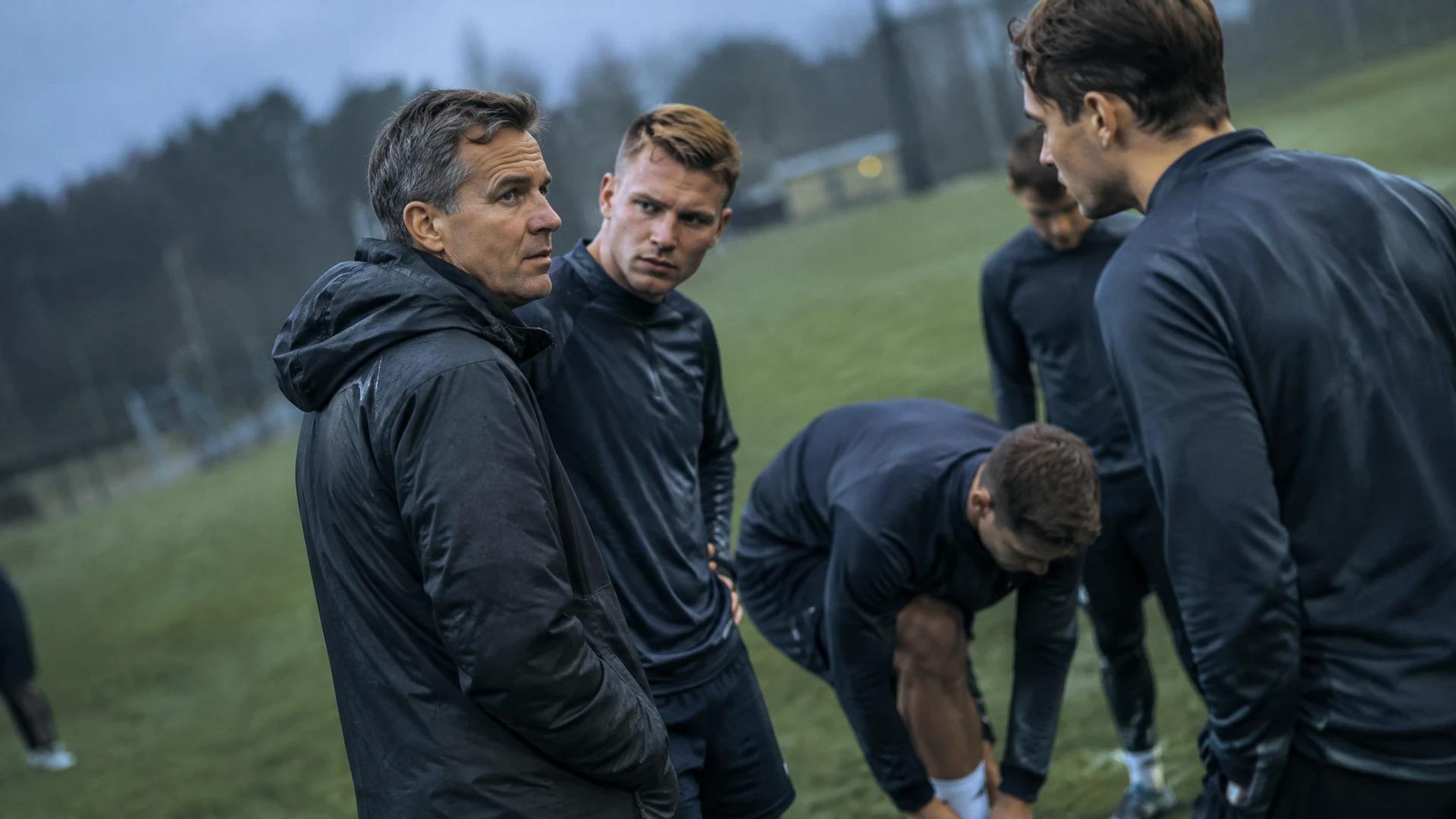 Kjetil Knutsen og Bodø/Glimt-spillere følger konsentrert med under en treningsforberedelse i skumringen.