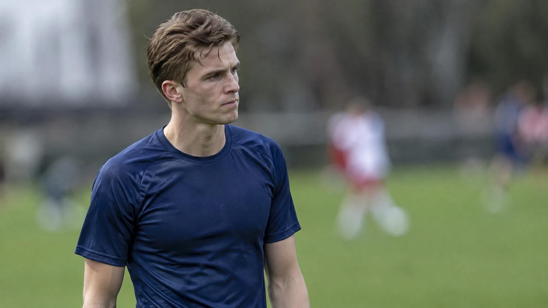 Kristoffer Askildsen står alene ved sidelinjen i et øyeblikk etter utvisningen.