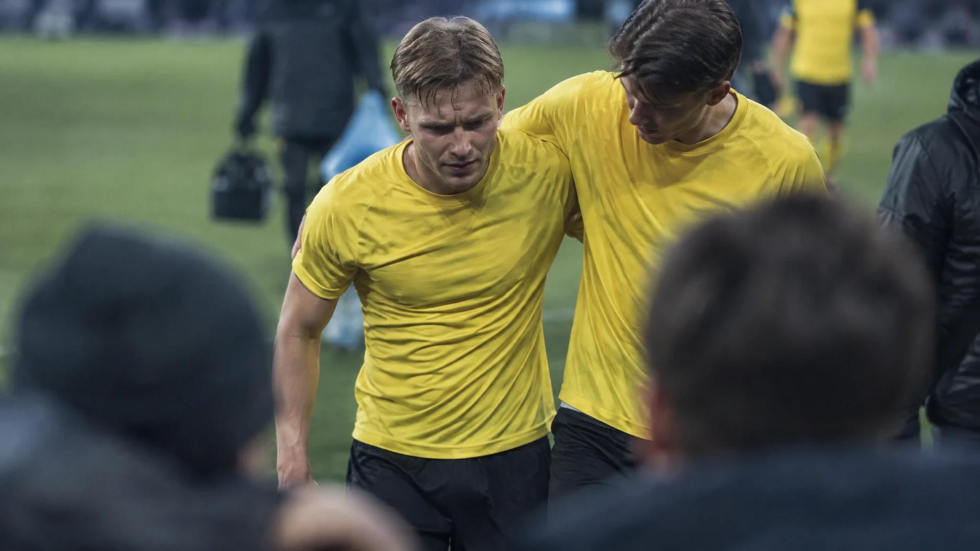 Ole Didrik Blomberg får hjelp av en lagkamerat av banen etter å ha blitt skadet i Bodø/Glimts kamp mot HamKam.
