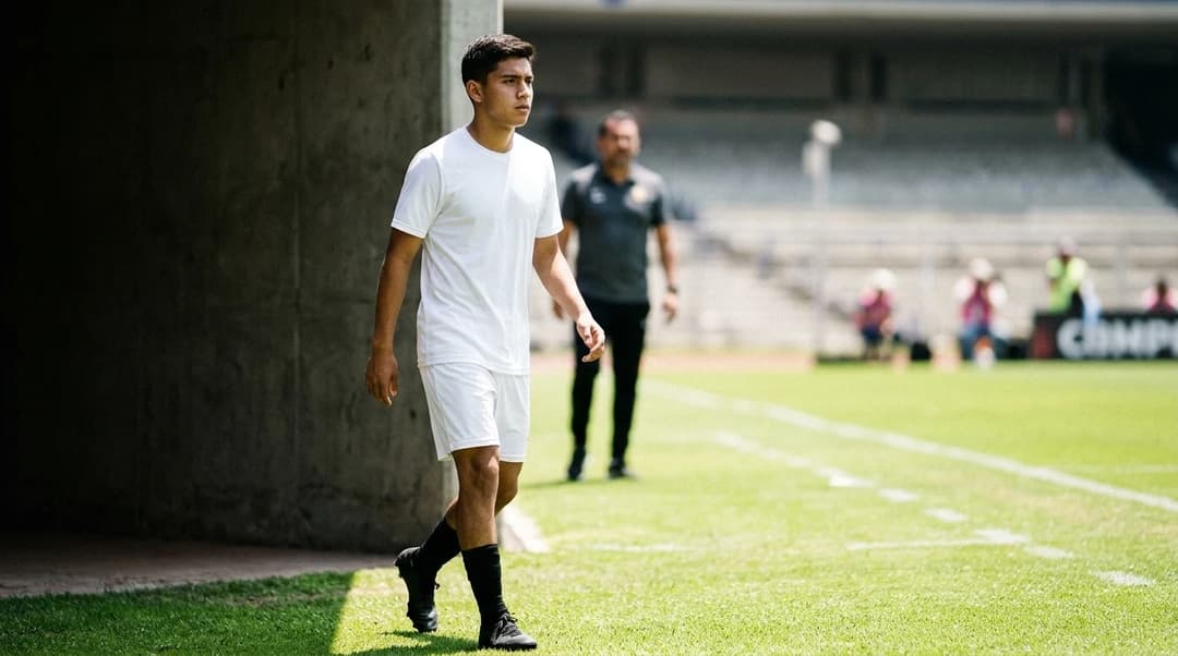 Gilberto Mora går fra en skyggefull spillertunnel ut mot en solbelyst fotballbane.