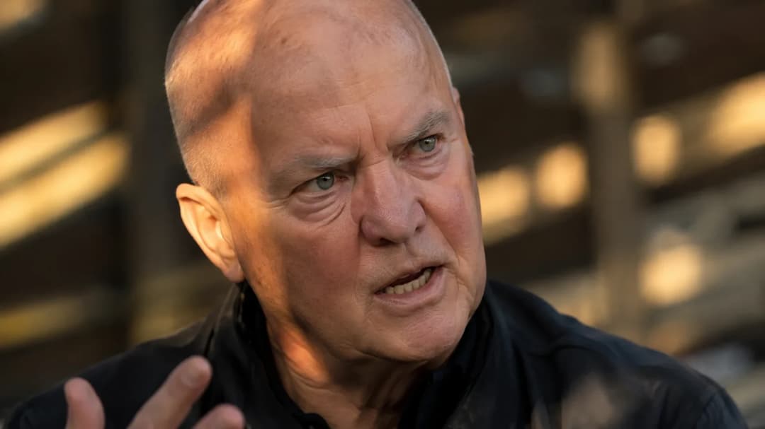 Louis van Gaal uttrykker seg alvorlig i et tett portrett med lys over ansiktet.