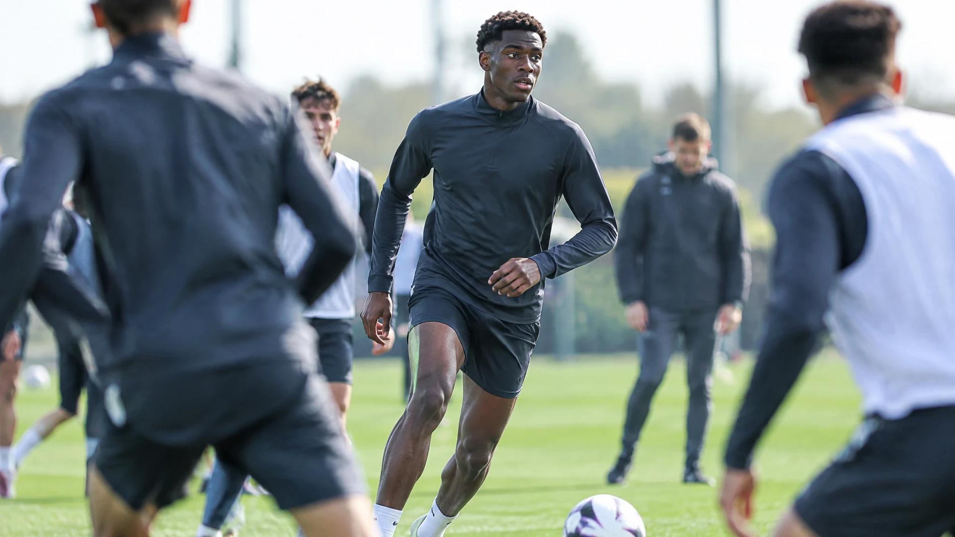 Everton-spissen Thierno Barry står i fokus blant spillere under en fotballtrening.