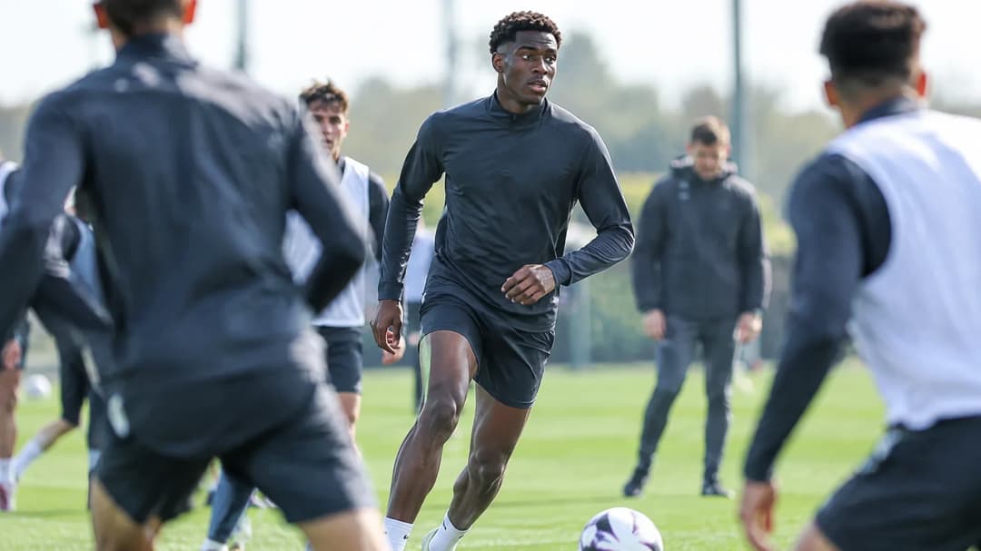 Everton-spissen Thierno Barry står i fokus blant spillere under en fotballtrening.