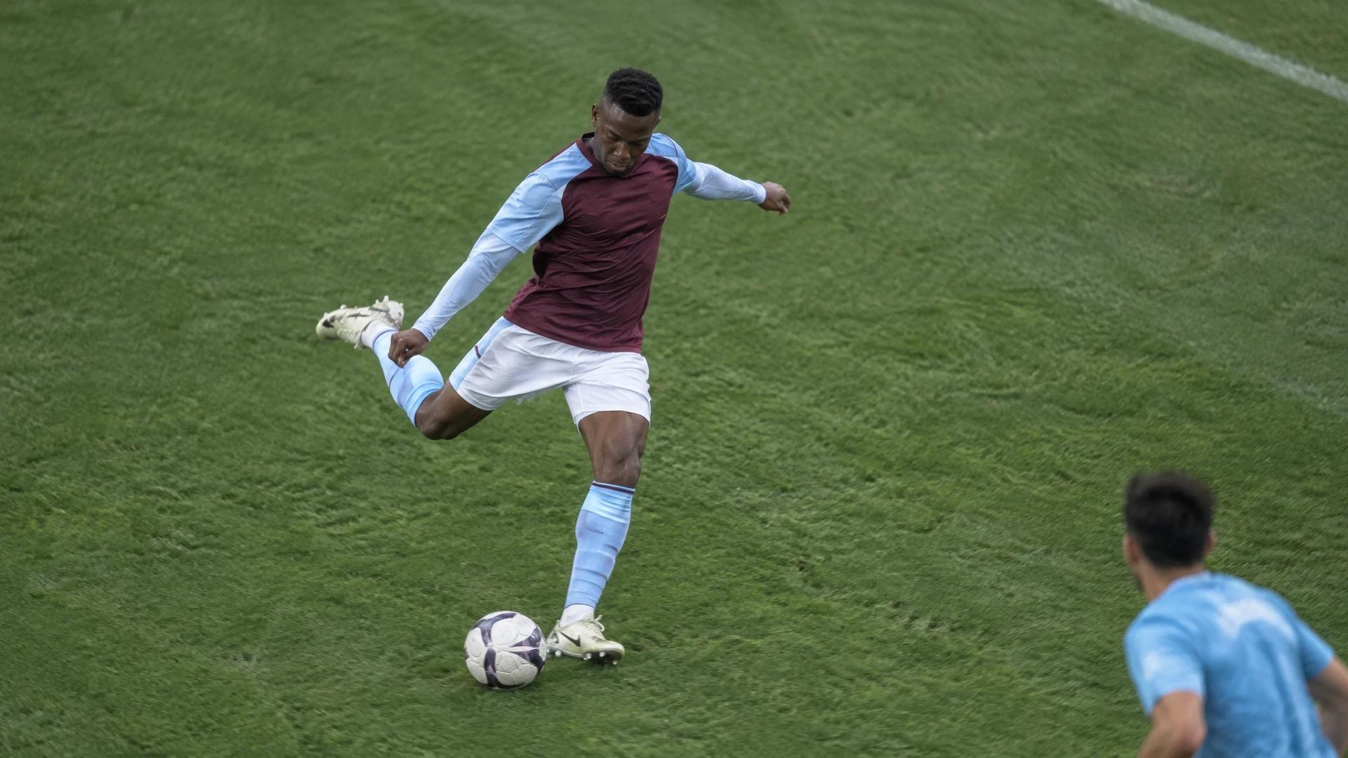 Nicolas Jackson fra Aston Villa gjør seg klar til å sparke ballen på en fotballbane.