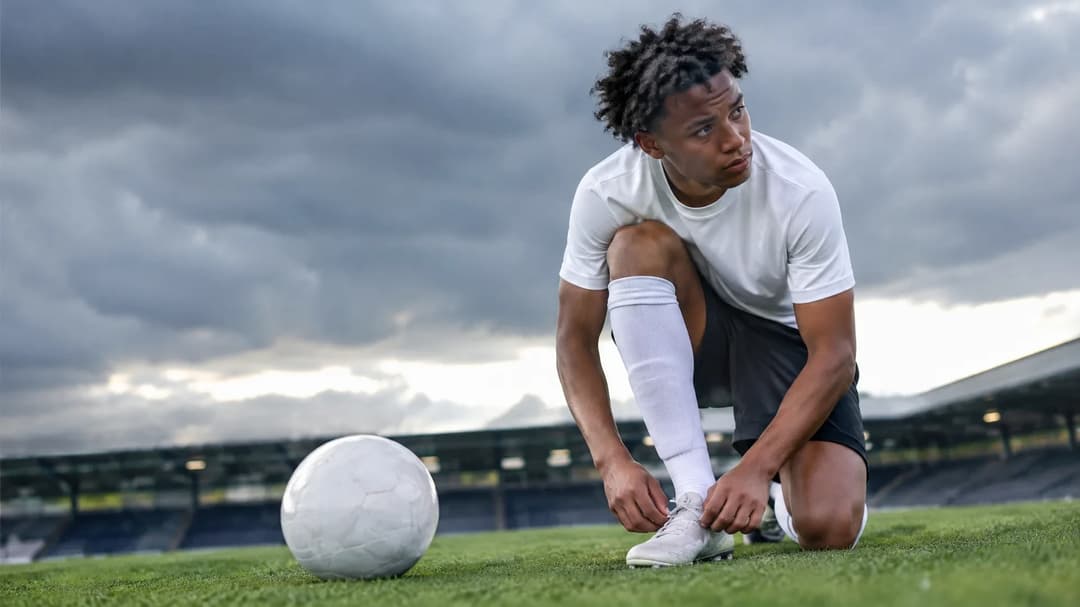 Oscar Bobb gjør seg klar på banen i et umerket fotballsett før Fulhams kamp mot Coventry.
