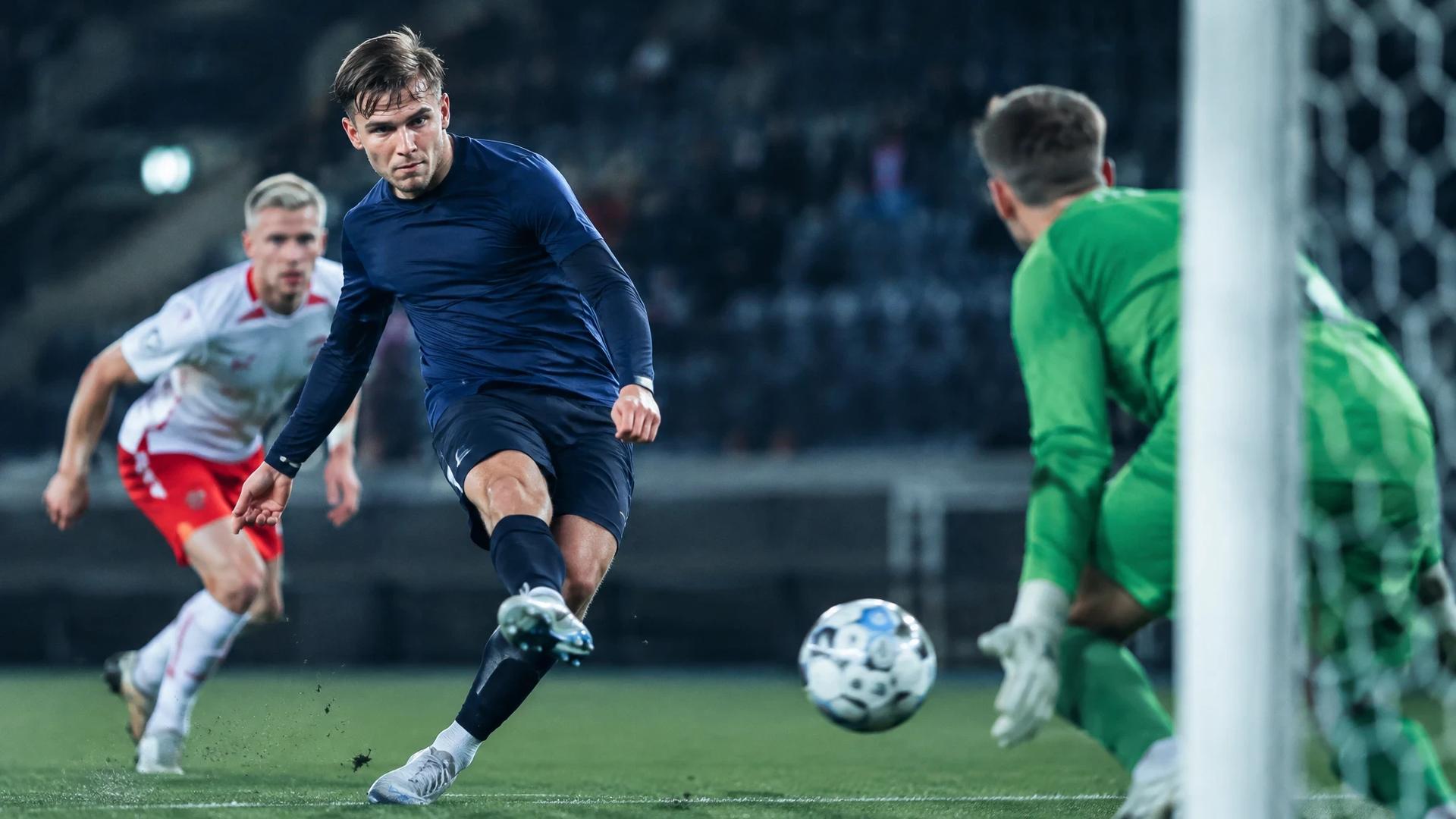 Peter Christiansen skyter for Viking i en tett, lavvinklet fotballscene med Tromsø-forsvarere i bakgrunnen.