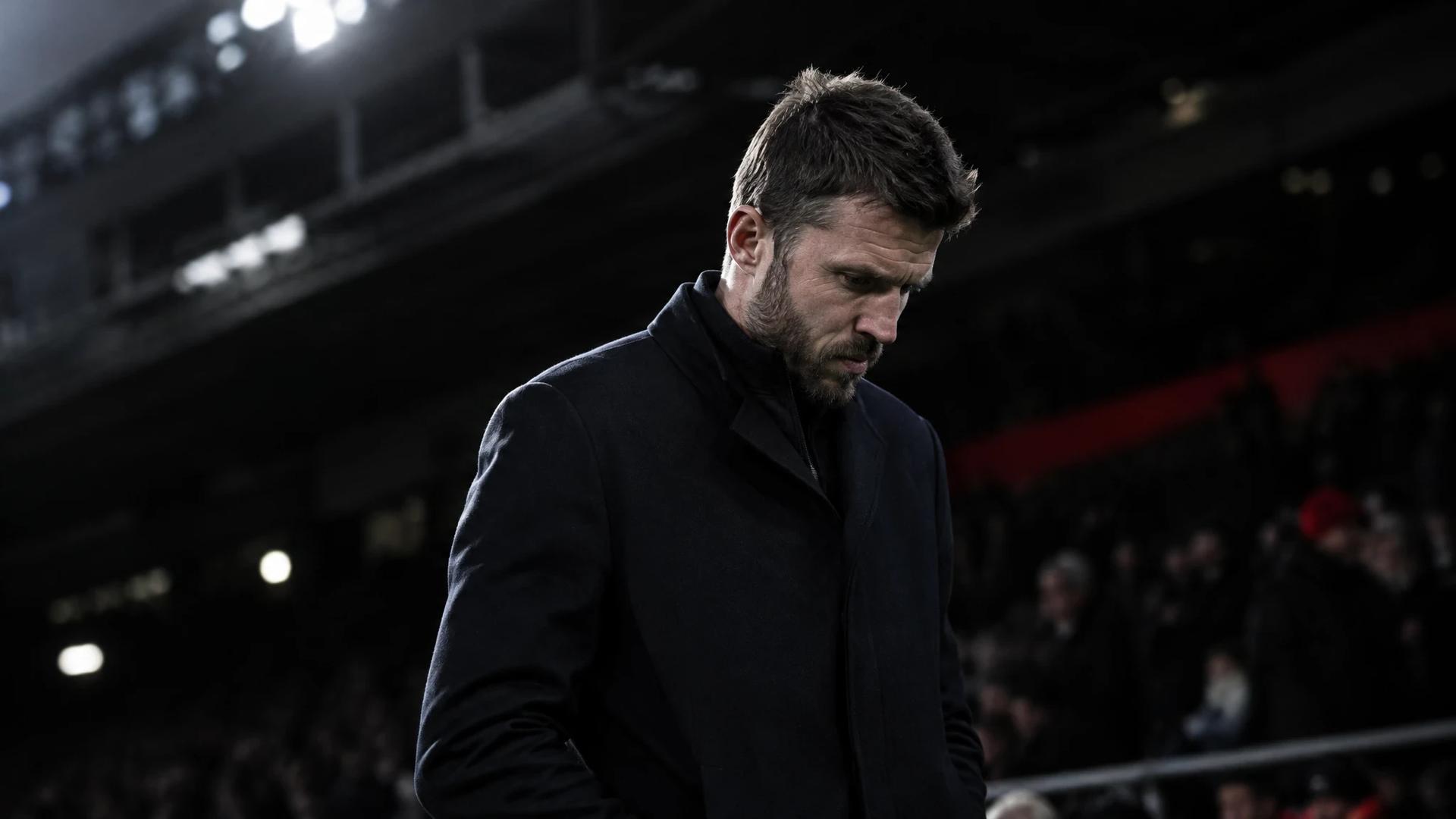 Michael Carrick står alene ved sidelinjen på Old Trafford i et mørkt og dramatisk bilde.