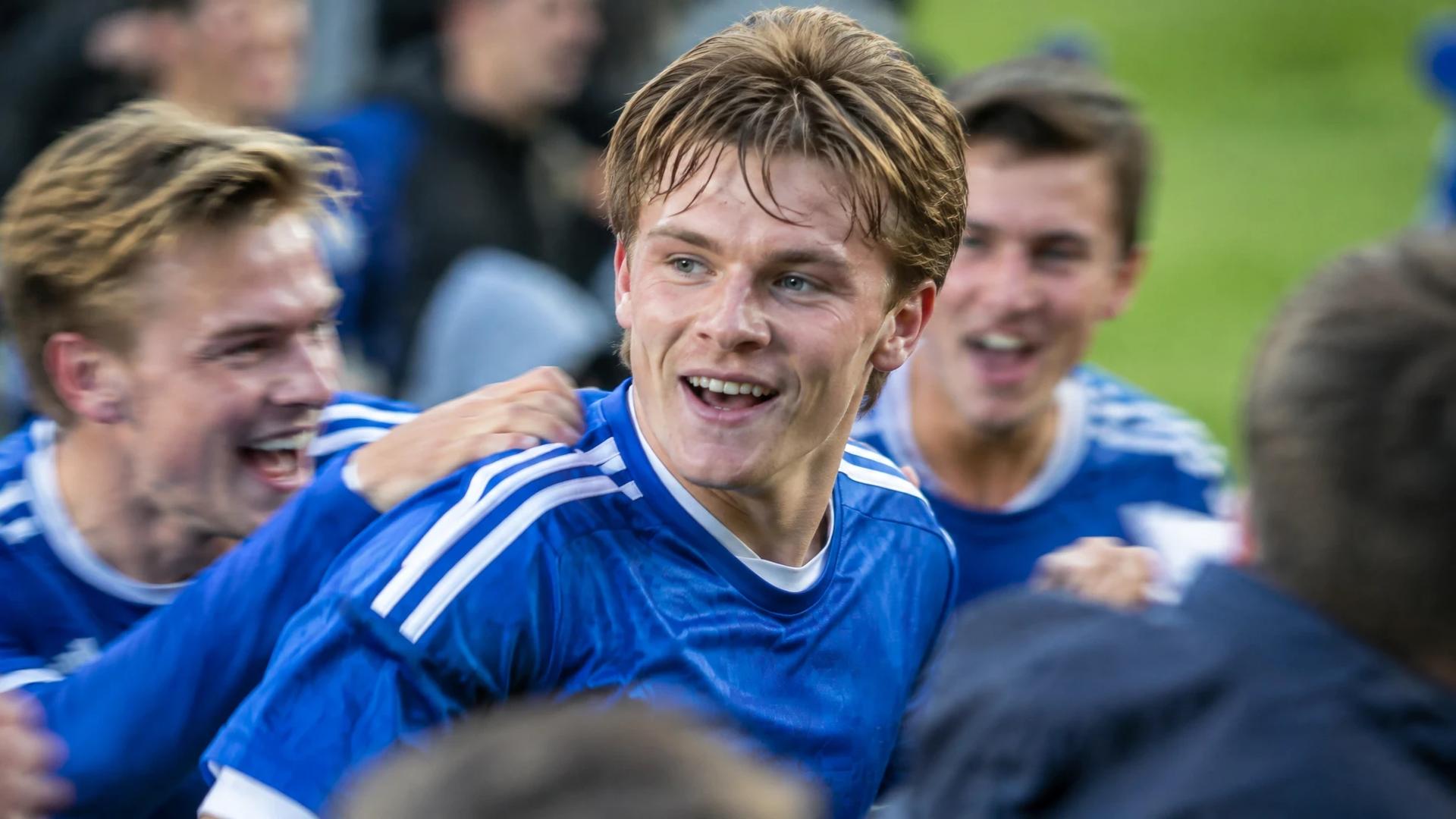 Kristian Lonebu feirer sammen med spillere og supportere etter scoring for Molde mot Fredrikstad.