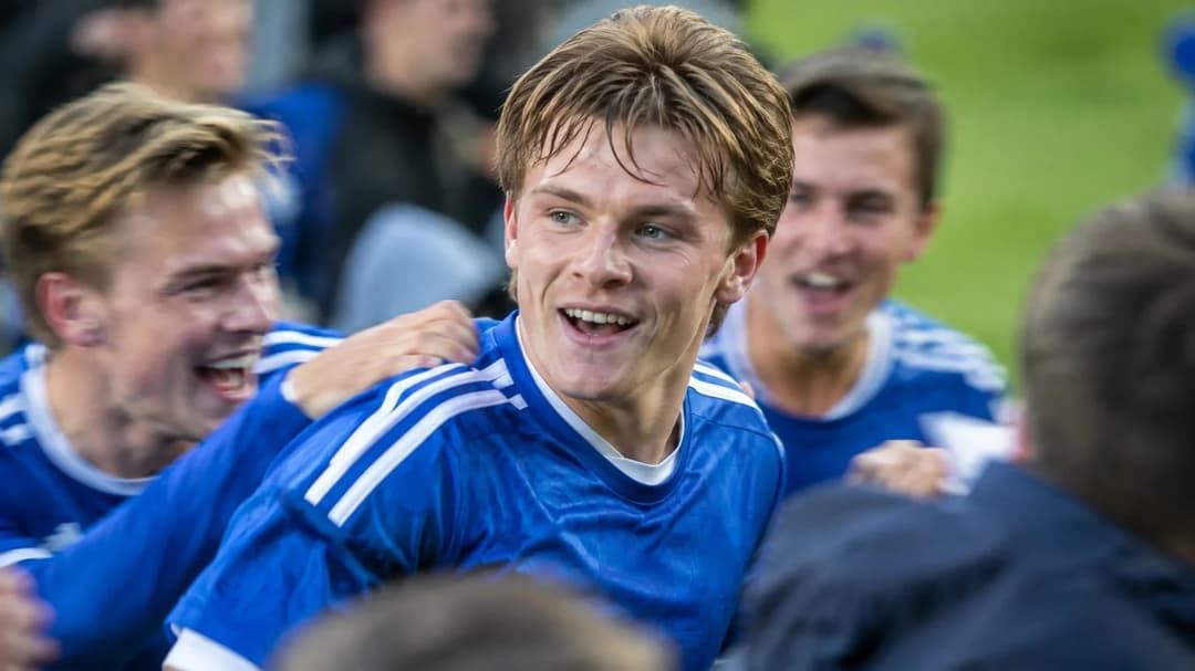 Kristian Lonebu feirer sammen med spillere og supportere etter scoring for Molde mot Fredrikstad.