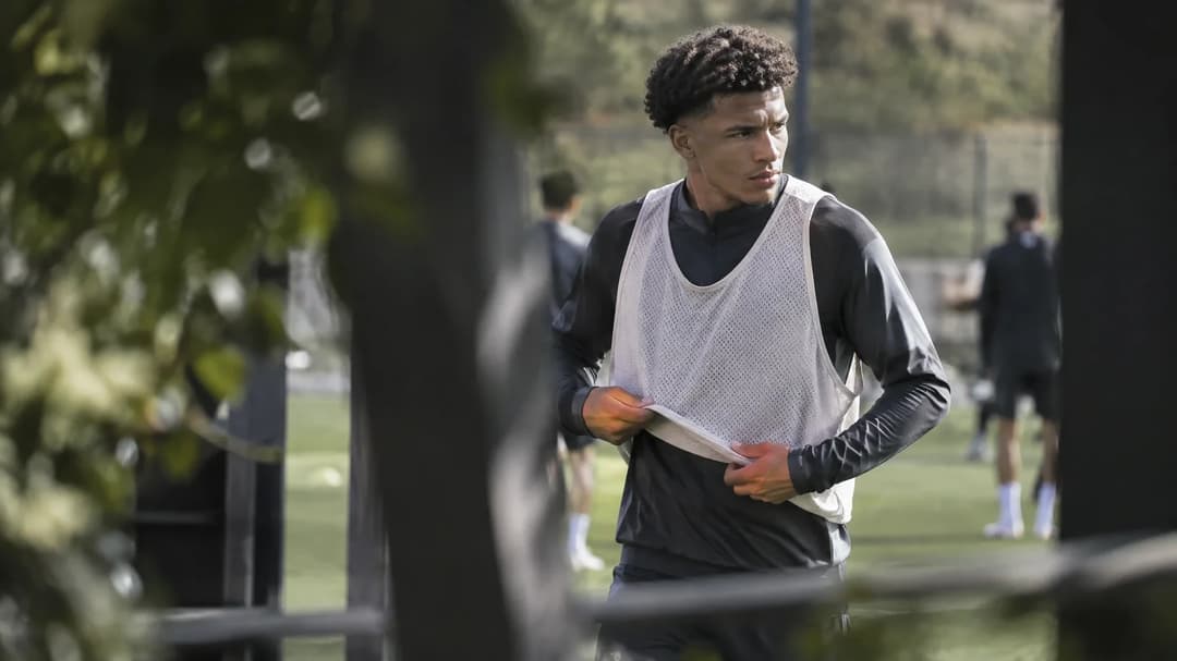 Paris Brunner gjør seg klar til trening på en fotballbane.
