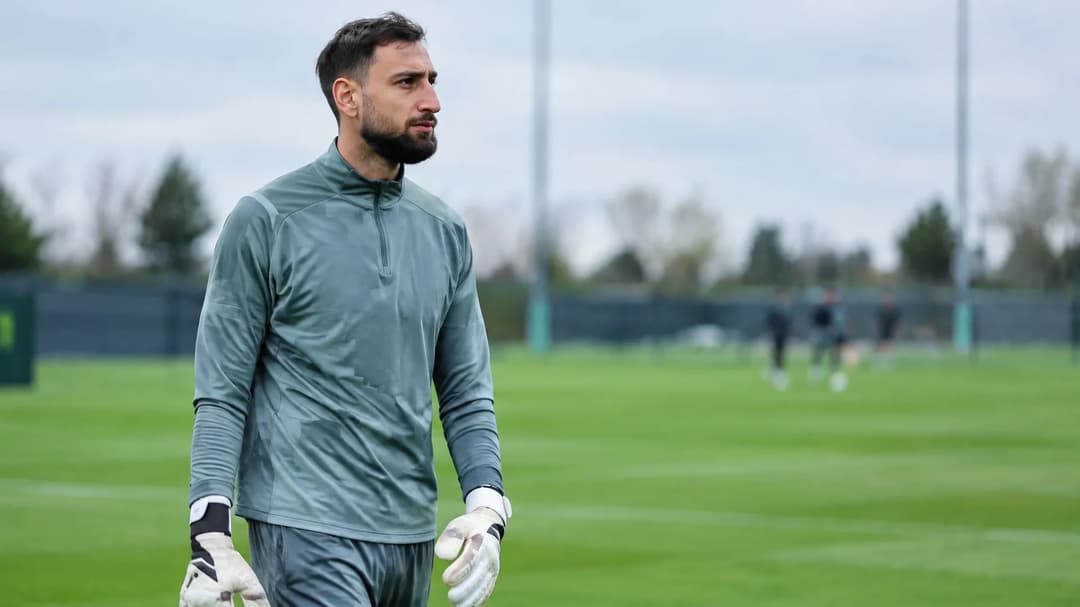 Gianluigi Donnarumma står alene ved treningsbanen i et rolig øyeblikk før Manchester Citys kamp mot Brighton.