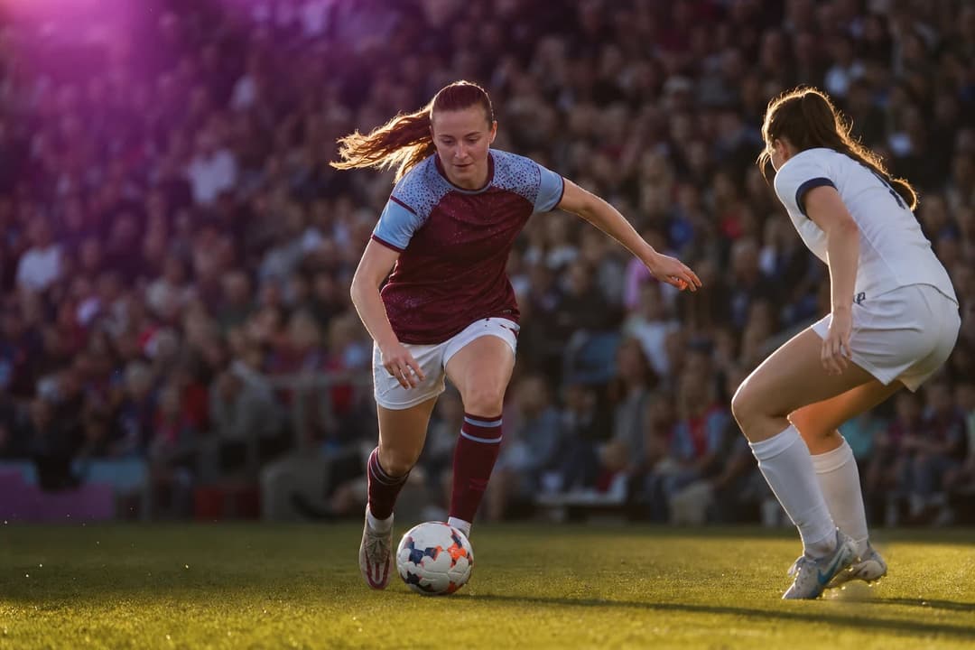 Oona Siren dribbling the ball on the pitch during a match.