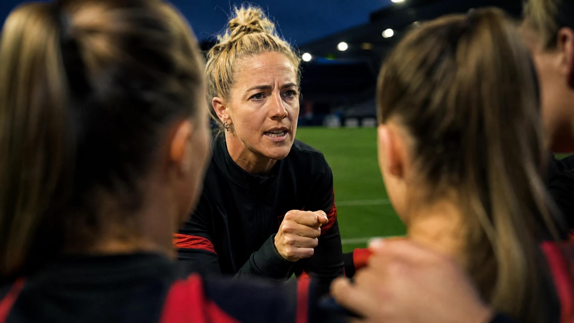 Carolin Simon leading a team huddle before a match.