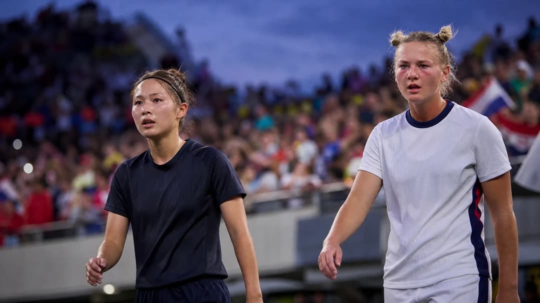 Mao Itamura and Kennedy Fuller preparing for their upcoming match amidst an excited crowd.
