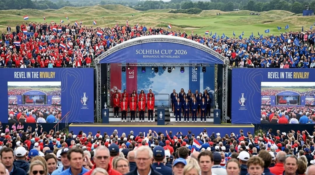 Eine Weitaufnahme von zwei Golfmannschaften in zeremonieller Kleidung bei der Eröffnungszeremonie des Solheim Cups.