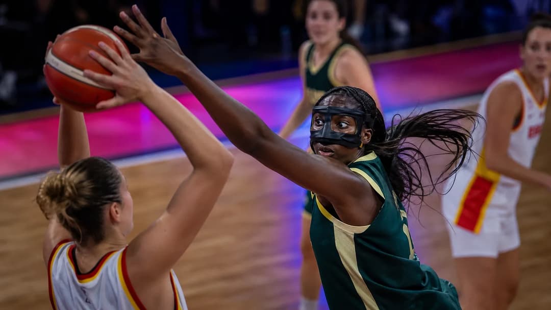 Nahaufnahme von Ezi Magbegor, die versucht, einen Wurf während eines spannenden Basketballspiels zu blockieren.